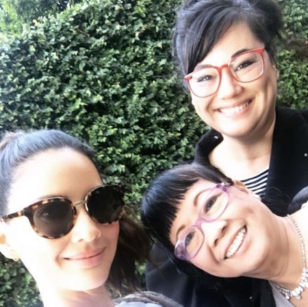 Kim Munn with her daughters Olivia Munn (left) and Sara Munn (left)